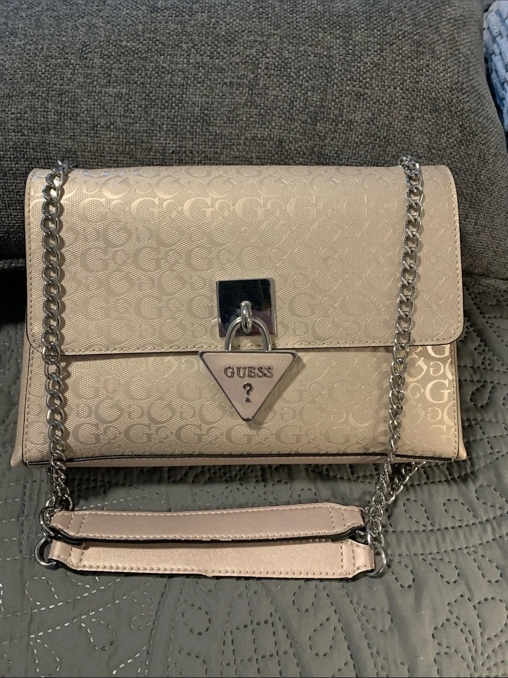 NWOT GUESS Metallic Light Beige Chain Shoulder Bag with Logo Lock